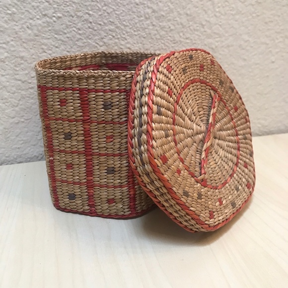 Vintage Native Lidded hexagon Basket with colored patterns. Finely Crafted. - Picture 3 of 9